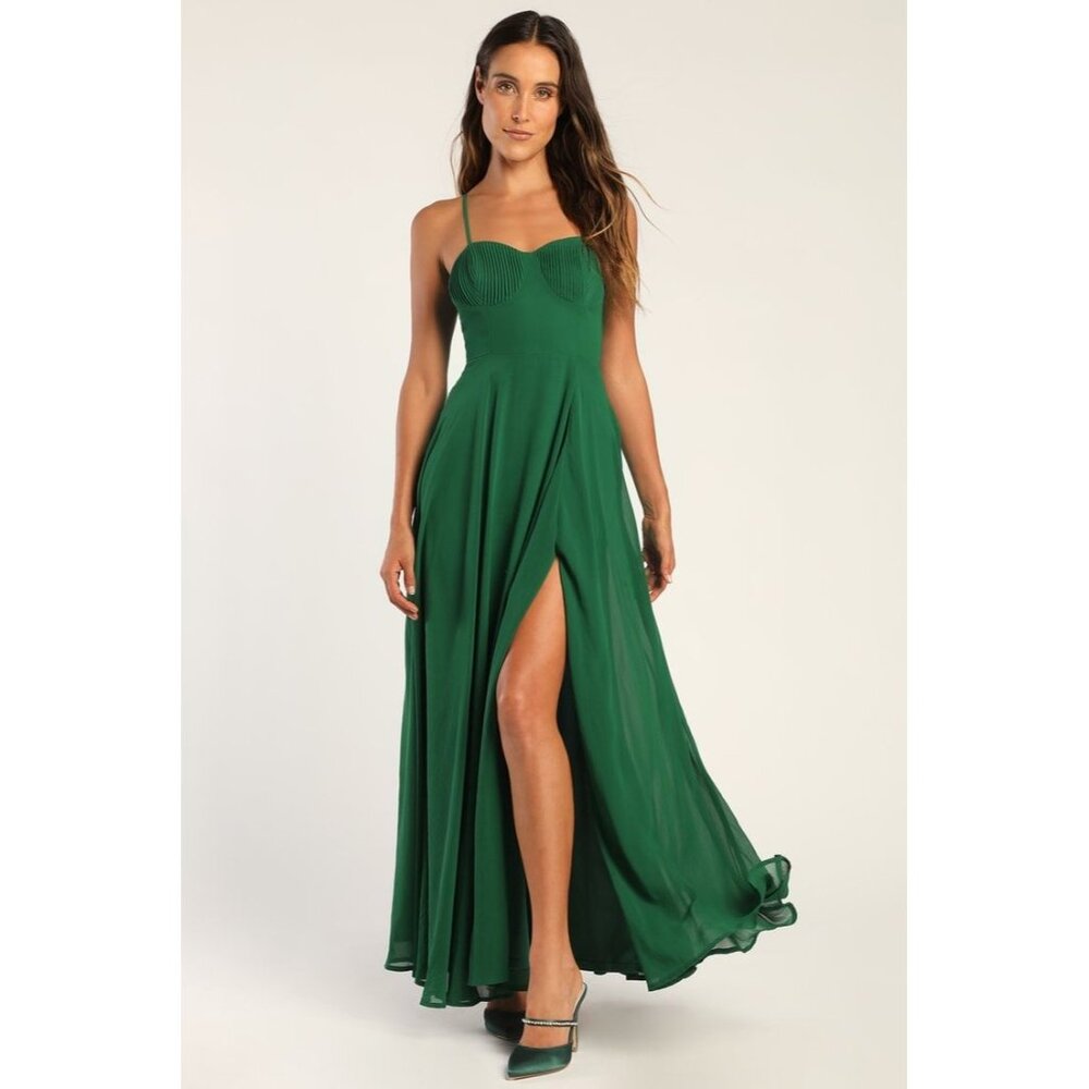 Lulu's Enchanting Emerald Evening Gown